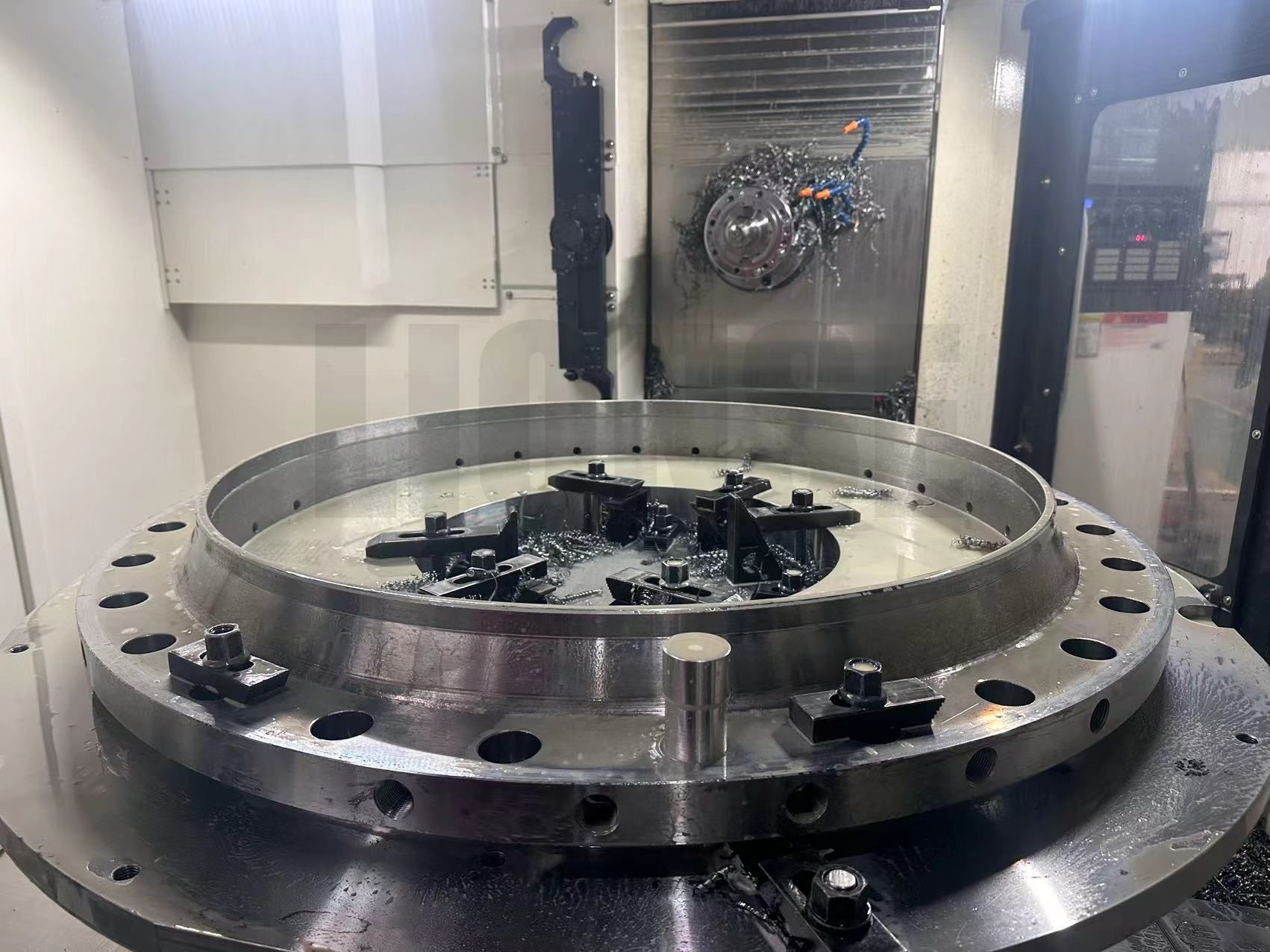 मोठ्या व्यासाचे फ्लँज ड्रिल करताना छिद्राची अनुलंबता कशी सुनिश्चित करावी?