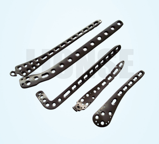 वैद्यकीय प्रत्यारोपणासाठी टायटॅनियम मिश्र धातुचे घटक का पसंत केले जातात?