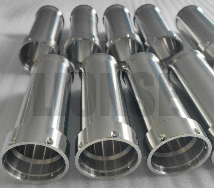 जहाज अभियांत्रिकीसाठी टायटॅनियम ही एक आदर्श सामग्री का आहे?